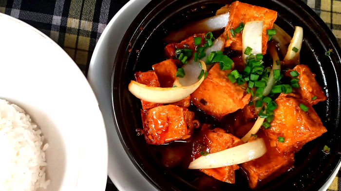 One of my favourite dishes from travelling is braised tofu with vegetables, which is usually served in a claypot in a flavourful sauce.