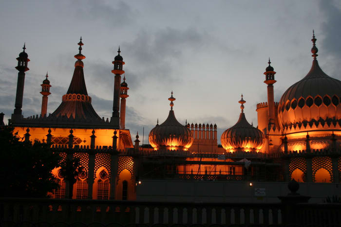 Night photo of Royal Pavilion in Brighton, UK.