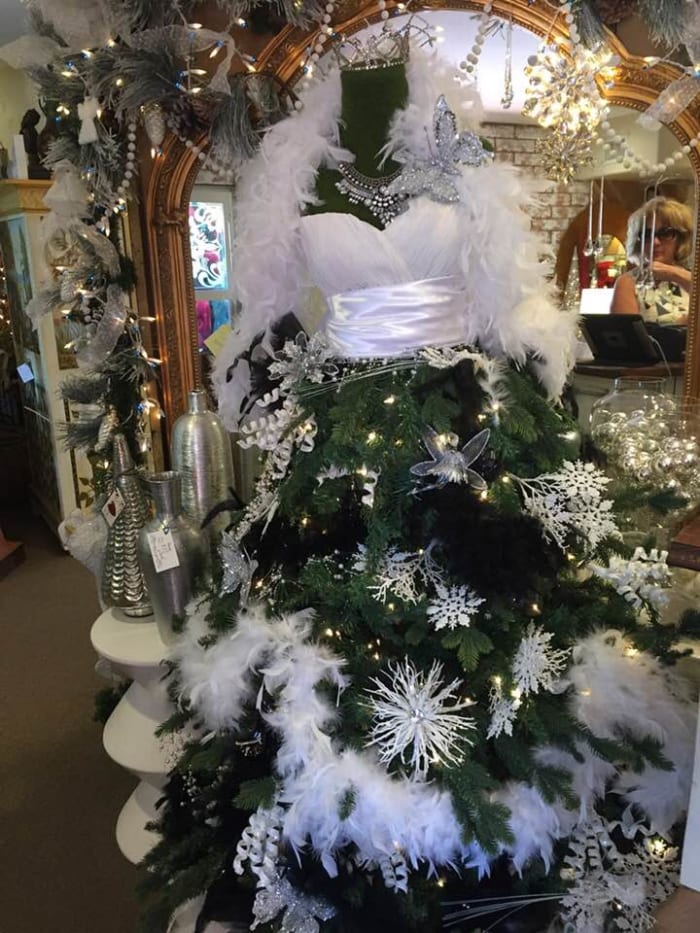 My friend saw this stunning tree in a shop. When I saw her photo, I was entranced by the use of white to make a unique and truly eye-catching tree.