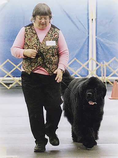 Melanie Reynnells with wA VN GCh Top Shelf's Hit and Run, CDX, RE, WRD, DD3, TDD in Rally Advanced B at the 2009 National Specialty