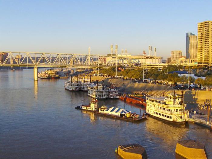 Tall Stacks Music, Arts, and Heritage Festival is held every few years at Cincinnati and Covington, showing off many steam boats and paddlewheelers.