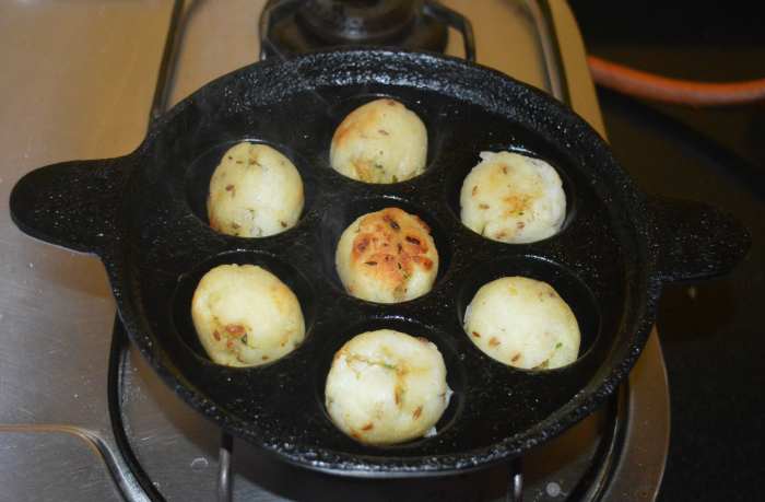 When the balls become golden brown on the outside, remove them with the help of a spoon and place them on a serving plate.