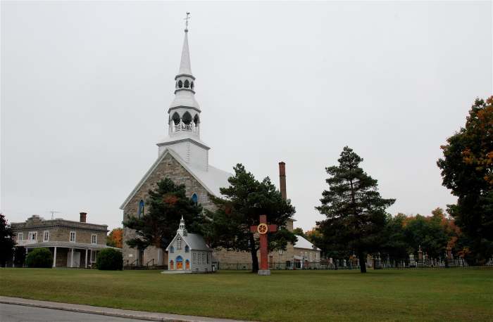 Photo of the church and the former presbytery of the municipality of Sainte-Justine de Newton.