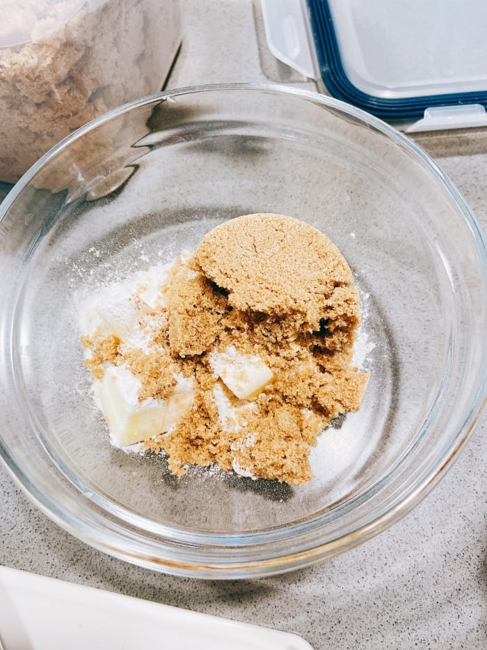For the streusel topping: In a small bowl, combine the flour, brown sugar, baking powder, and ground cinnamon. Stir with a spoon to evenly combine.