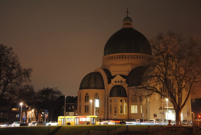 Nocturnal photo of the Église Saint-Vincent, Liège (Fétinne) Photo de nuit de l'Eglise Saint-Vincent à Liège (Fétinne).