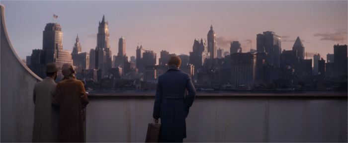 Newt heads to New York City with a magic briefcase full of dangerous magical creatures | Harry Potter Spinoff Series Fantastic Beasts and Where to Find Them (2016)