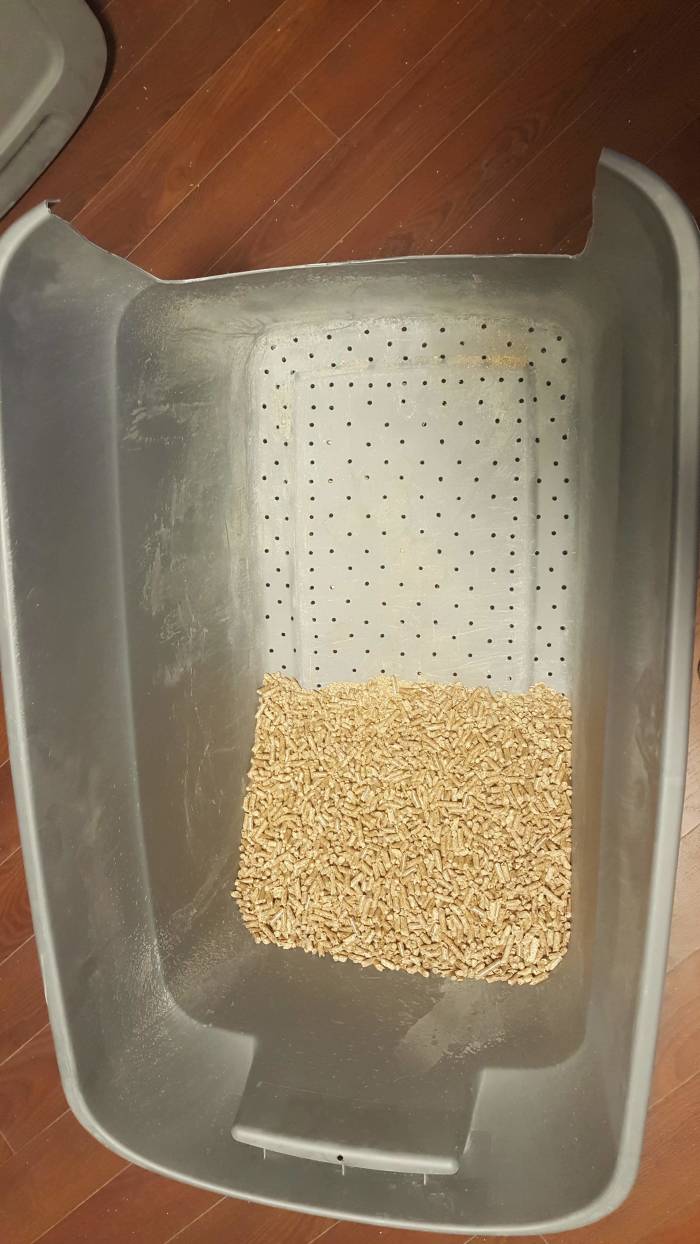 Inside bin holds the wood chips. Look closely at the bottom to see the 3/16' to 1/4' sized holes that allow the spent pellet dust through to the collection bin.