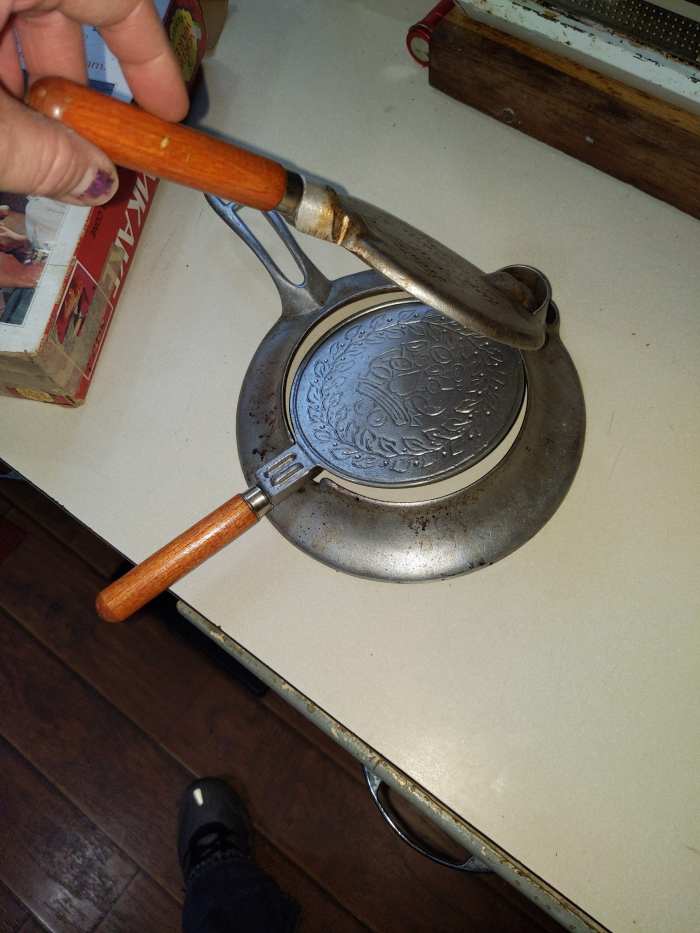 You open it, put your batter on it, close it, and flip it over after a few seconds. Then, open it and peel your cookie off. Then, roll.