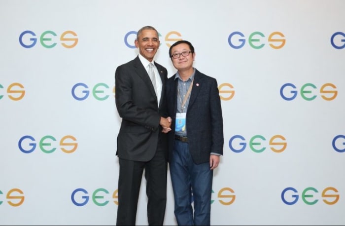 Two different worlds beneath the same star - American President Obama and Chinese author Cixin Liu make friends.
