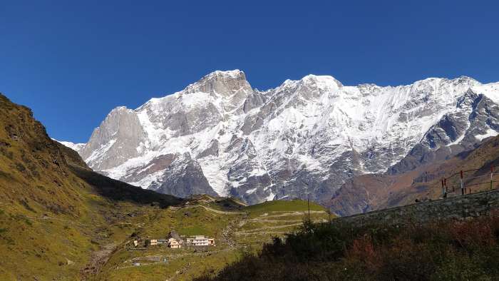 Kedarnath Peak (on left) is at 30 degrees 47 minutes 42 seconds North, 79 degrees 04 minutes 10 seconds East, and Kedarnath Dome (on right) is at 30 degrees 48 minutes 31 seconds North, 79 degrees 04 minutes 44 seconds East