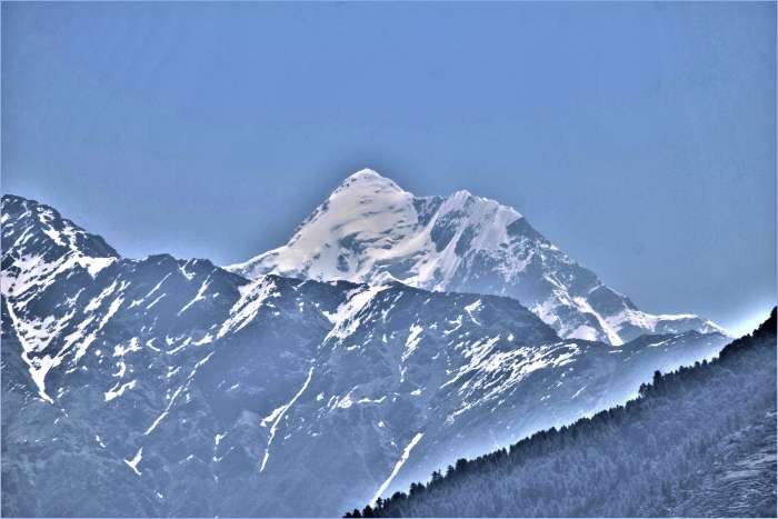 Nanda Devi are 30 degrees 22 minutes 33 seconds North, 79 degrees 58 minutes 15 seconds East, and that of Sunanda Devi is 30.3759 degrees North, 79.9709 degrees East.