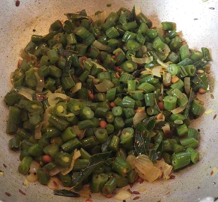 After about 10 minutes of cooking, the beans are cooked and water has evaporated completely (add more water if it is not cooked).