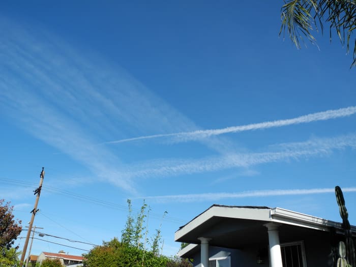 Notice, this is the same roof as the picture below. This line of chemtrails broke away into the Sylph cloud that I posted below.