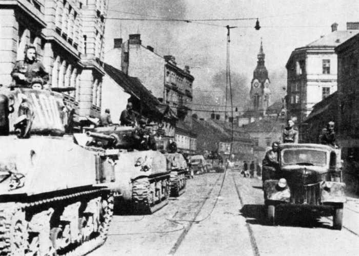 WW2: American M4A2 Sherman tanks in Soviet service advancing in Czechoslovakia (April 1945)