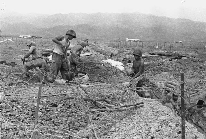 French troops begin to build the strong points that will make up the French defense O Dien Bien Phu 1954.