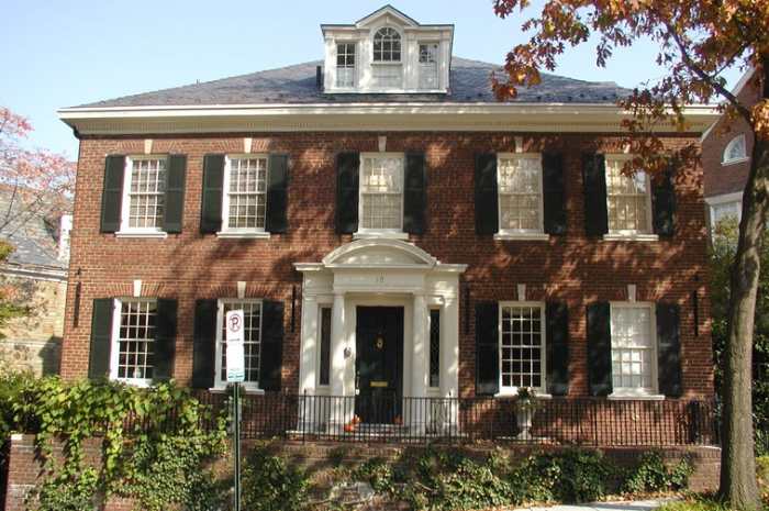 The style of the English colonies from about 1700 to 1780. These Georgian is in Georgetown, Old Town Alexandria and Annapolis.