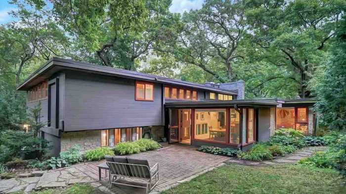 Experienced entertainers, as well as enthusiasts of retro architecture and culture, can enjoy the open layouts, natural light, and sliding glass doors.