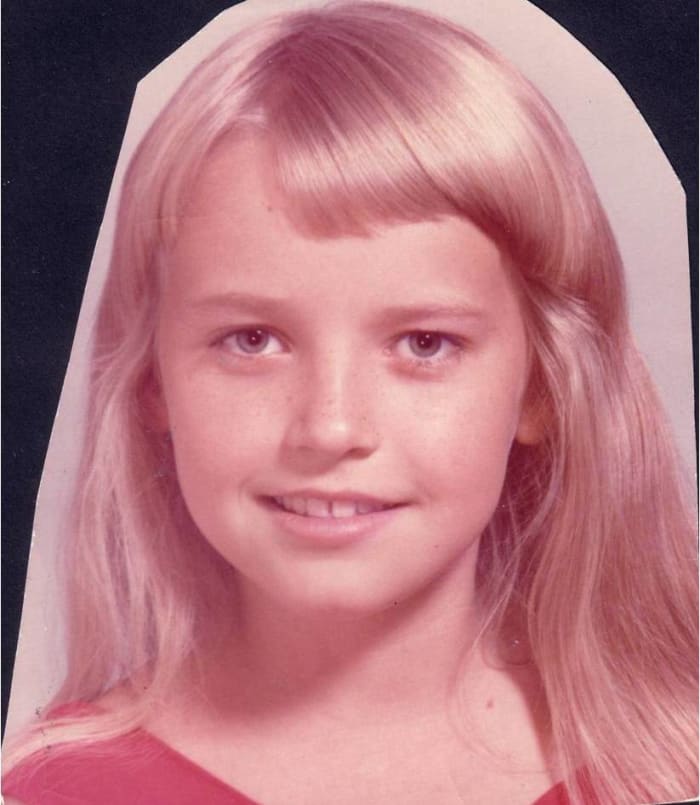 There are those crooked bangs with that crooked smile. I don't have a clue why the background is cut out in that shape.