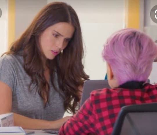 Ariadna Lopez (Claudia Álvarez) is a single mother who works as a journalist. She is committed to raising gender consciousness.