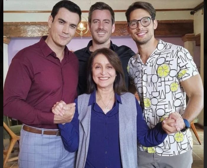 Bárbara de Falcón (Daniela Romo) is a widow and the mother of three sons. She is old-fashioned, traditional, and conservative.