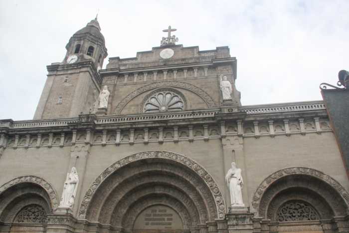 Façade of the Manila Cathedral, notice the semi-circular arches and the 5-tiered (center) and 3-tiered (sides) archivolts (Photo by the author)