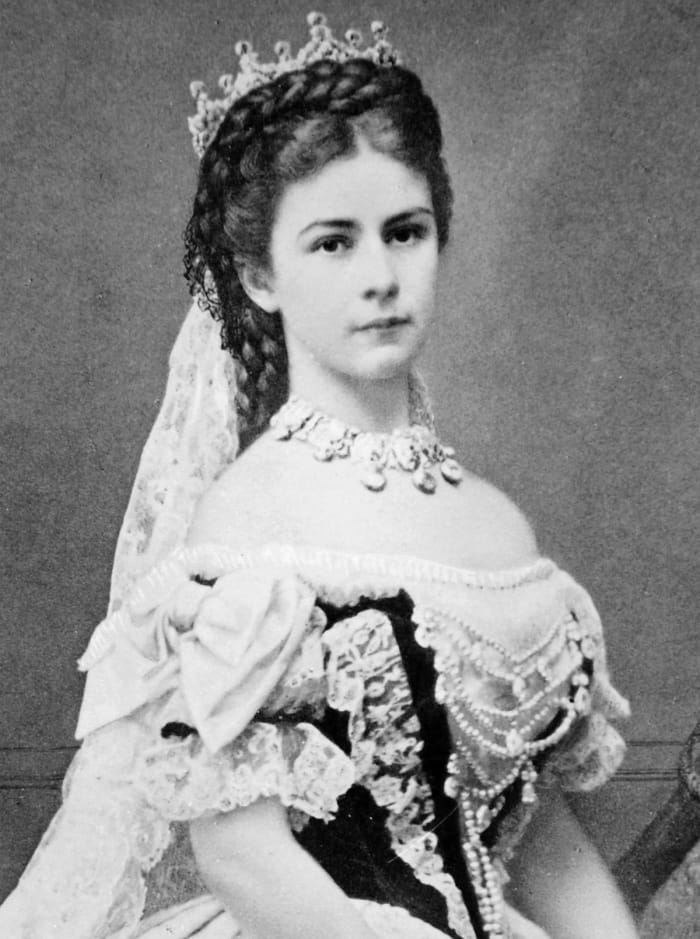 Empress Sisi was one of the most beautiful queens of her time and she maintained it by an excruciating beauty regimen.