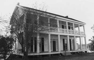 Crescent Plantation stately home. Homes this large were uncommon; most plantation owners could afford little more than a normal sized farmhouse.