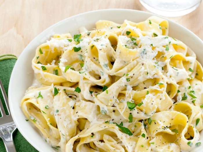My love for Fettuccine Alfredo run's deep inside me mainly because I am a lover of anything that is a sauce, like cheese sauce, tomato sauce and bechamel sauce just to name a few,