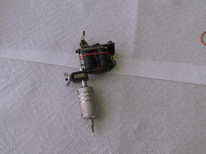 This is a tattoo liner. The front spring tends to be shorter than that of a shader, and the contact point is at about 1 o'clock.