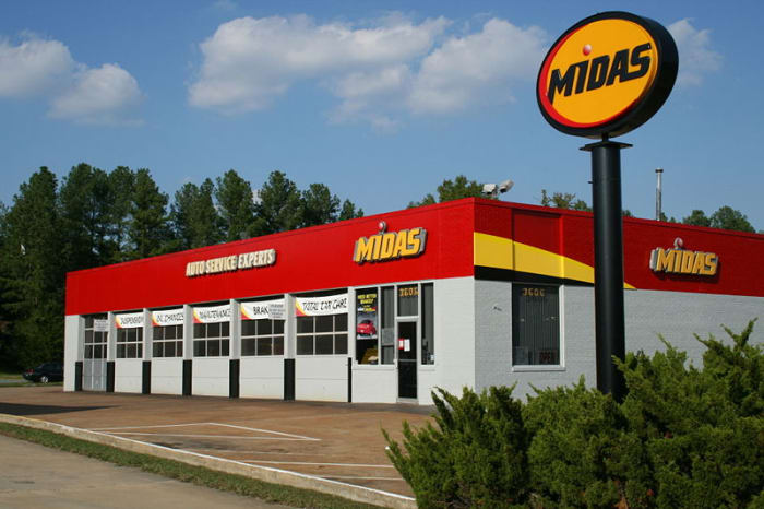 I'm not promoting Midas over other shops, but in this instance, look at how well maintained this store is. Sign in good shape, bay banners are nice and fresh, bushes trimmed, etc. That's a good start.