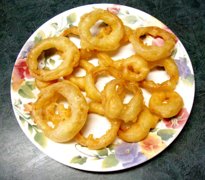 Anelli di cipolle fritte gonfie fatte nella cucina di casa.