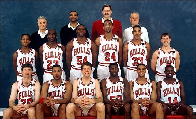 Michael Jordan porazil Portland Trailblazers s pomocí spoluhráčů Scottie Pippen, Horace Grant, B. J. Armstrong a Bill Cartwright.