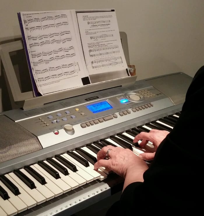 Notice how the pianist is playing with curved fingers using the tips of the fingers. The knuckles do not collapse and neither should yours.