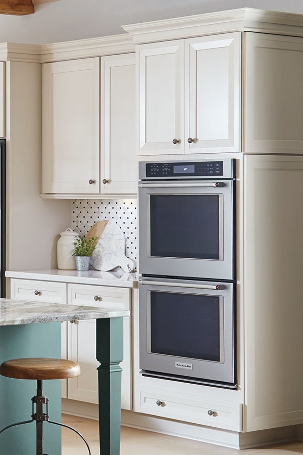 For those who love cooking, the double oven cabinet is suitable. The two ovens are located in several cabinet, giving the kitchen a finished appearance.