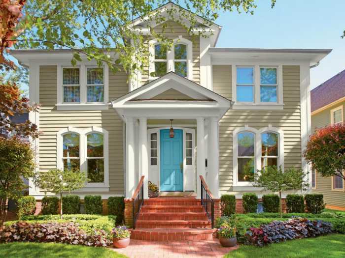 To make the front door stand out, choose a vibrant color. This exterior has a classic feel to it, with ornate trim and a brick facade. The bright turquoise on the front door, on the other hand, provides a traditional comparison.