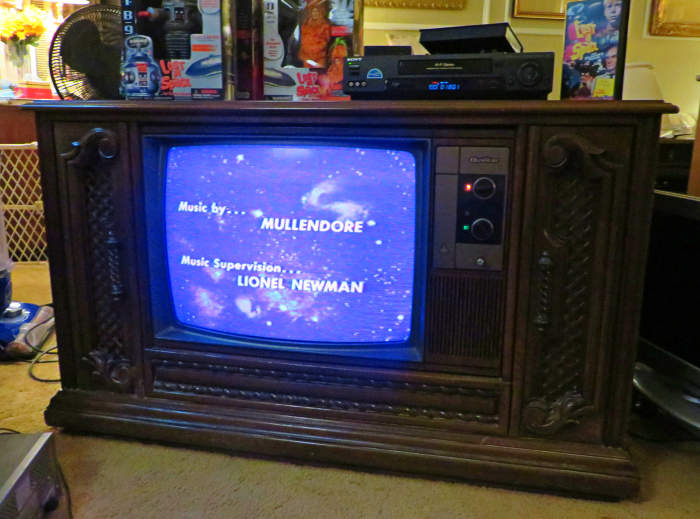 Notice how clean and crisp the letters are one this vintage television, easy to read from far away from the console, this show that sharpness is remarkable on this Quasar model.