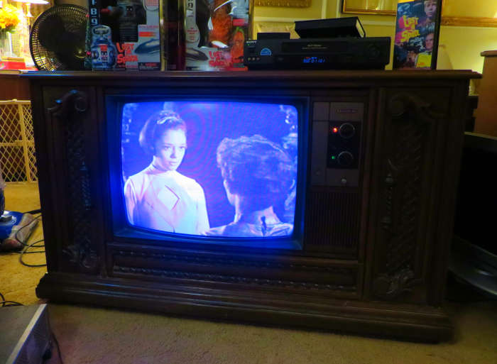 Penny Robinson and J-5 having a Heart felt talk on the Quasar television. This TV has such a rich sound through the speakers. The voices are clear and almost sound like the actors are in the room with you.