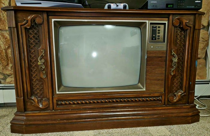 A later Quasar, with a twenty five inch CRT, version with a very similar Cabinet design, Model TL9368UP, with the Chassis number: ASQDTS980F-A02