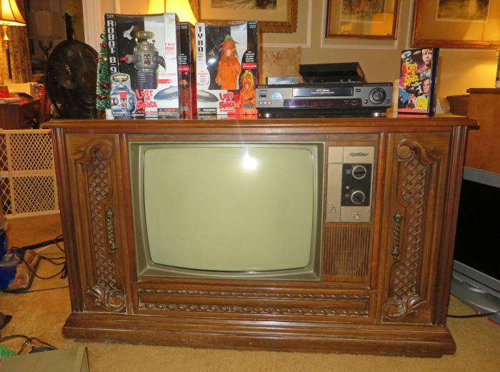 It took me many years to find this lovely Quasar Color Console Television. It only cost my $50.00 but it was worth much more to me.