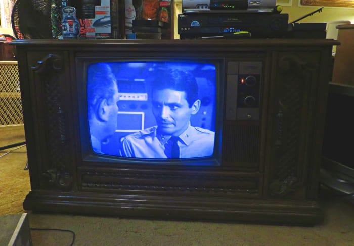 David Hedison: Captain Lee B. Crane, Staring on the Quasar TV Model WL9439SP. In this scene he is not very happy the man who is telling him how to run the Seaview.