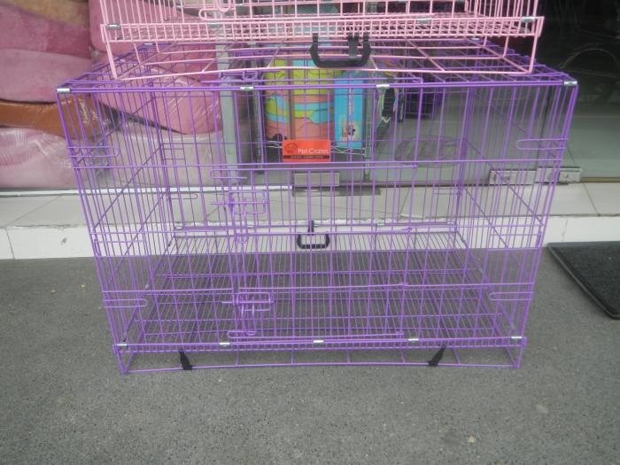 The safety of the dog is of key importance. The crate should not have spaces or openings where its paws could get stuck, either at the top, bottom or on the sides.