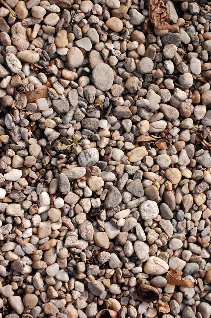 There are many sort of gravels, this gravel here might not be ideal to use in mixing your concrete, as the best gravel would be between 5 mm an 20 mm , but this is a nice clear photo to show what is meant