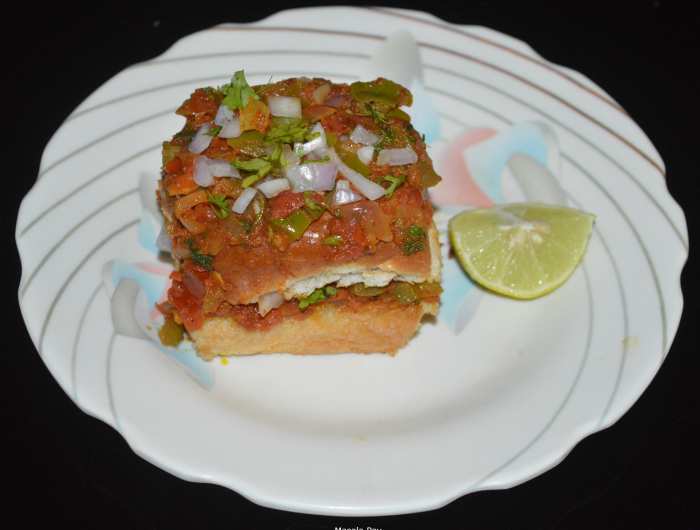 Serve masala pav hot with 1 or 2 lemon wedges. Eat while sprinkling a few drops of lemon juice on the garnishes. Enjoy this masala pav as an evening snack, teatime snack, or party appetizer.