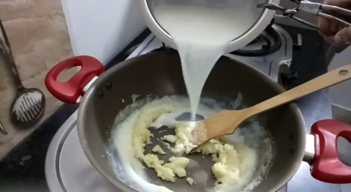 Add flour and cook for 1 minute, then add the milk in the flour little by little, stirring constantly to avoid lumps