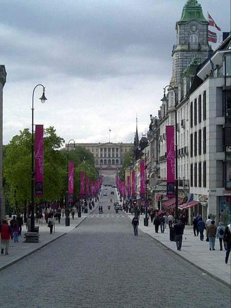 This street is the Karl Johan gate with the Royal Palace in the distance. Photo by Mahlum and distributed under GNU Free Documentation License Version 1.2.