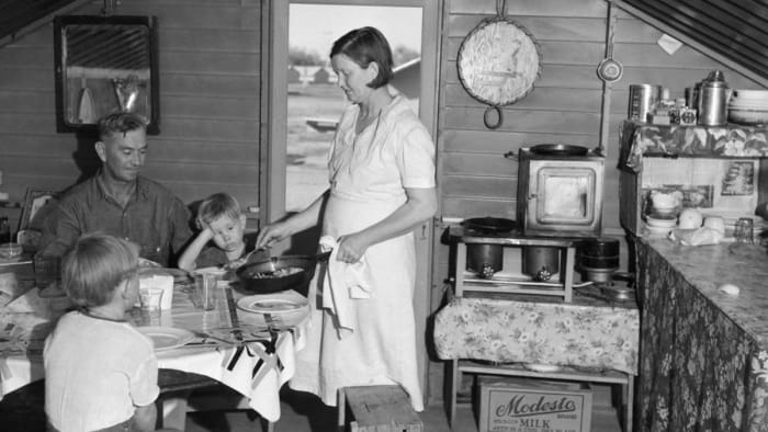 What kinds of foods did people eat during the Great Depression? LivingHistoryFarm.org tells us that “Chili, macaroni and cheese, soups, and creamed chicken on biscuits were popular meals.”