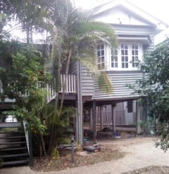 The timber house that we are talking about, the owners have decided to raise it and build some rooms under-neat. The works have started, so, let us try to follow how it progresses.