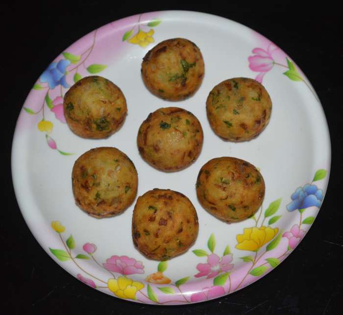 Remove them with a slotted spatula and place them on an absorbent paper towel (to absorb the excess oil). Fry the rest of the balls similarly.
