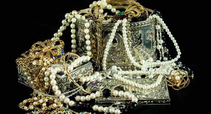 Gold and bijoux fit for a queen—if only somebody would untangle it all.