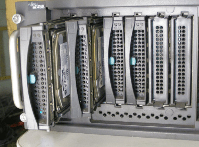 Hot swap disk drive bay in a server system